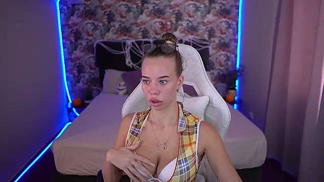 Snapshot of Sexy_Ira chatting on 10/24/25, 06:23 Sexy Ira online show from 10/24/25, 06:23