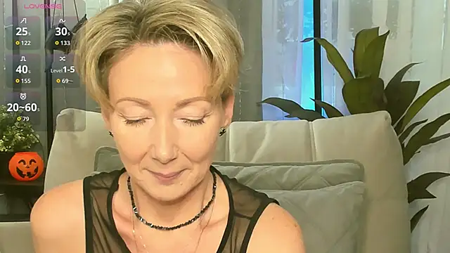 AkexandraFix online show from 10/31/25, 01:08