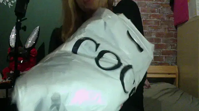 Lisavontease online show from 11/28/25, 08:42