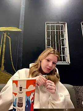 Snapshot of MaryHiggins chatting on 01/13/26, 04:33 MaryHiggins online show from 01/13/26, 04:33