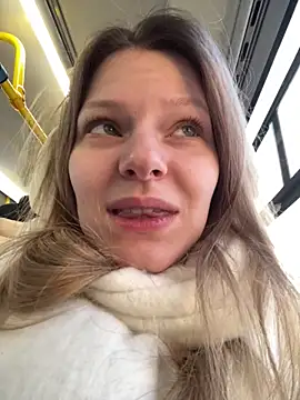 Snapshot of MaryHiggins chatting on 12/22/25, 11:43 MaryHiggins online show from 12/22/25, 11:43