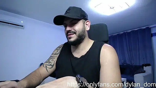 Snapshot of dyllan_dom_ chatting on 10/19/25, 10:23 dyllan dom online show from 10/19/25, 10:23