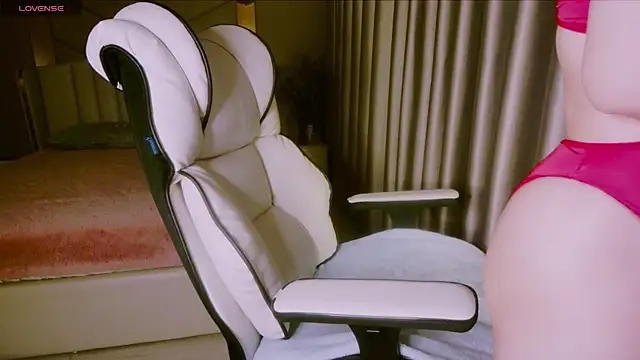 Snapshot of Girl__Funny chatting on 02/26/25, 04:16 Girl  Funny online show from 02/26/25, 04:16