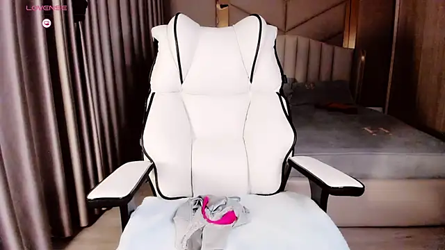 Snapshot of Girl__Funny chatting on 10/16/25, 06:38 Girl  Funny online show from 10/16/25, 06:38