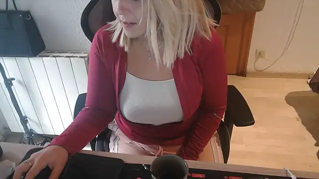 bekka   online show from 10/13/25, 08:27