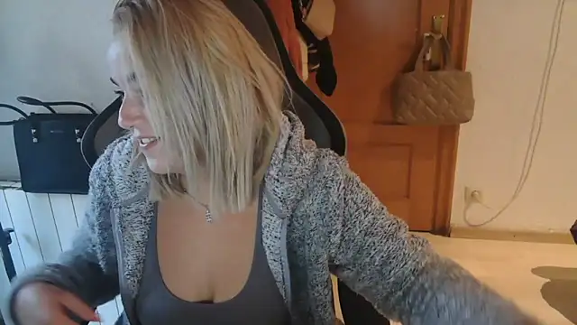 Snapshot of bekka__ chatting on 10/24/25, 07:07 bekka online show from 10/24/25, 07:07