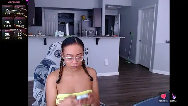 Snapshot of RylHoneyy chatting on 06/10/26, 08:21 RylHoneyy online show from 06/10/26, 08:21