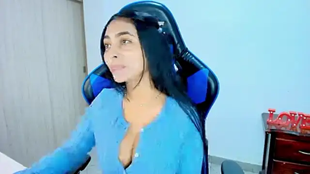 sophiax-x online show from 12/15/25, 04:13