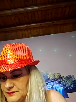 Snapshot of CRHYSTEL chatting on 12/18/24, 09:04 CRHYSTEL online show from 12/18/24, 09:04