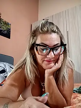 Snapshot of CRHYSTEL chatting on 10/16/25, 06:32 CRHYSTEL online show from 10/16/25, 06:32