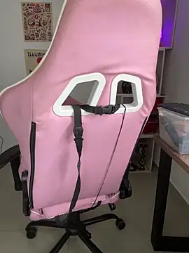 Snapshot of Emma_Wish chatting on 12/19/25, 04:31 Emma Wish online show from 12/19/25, 04:31