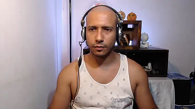 Snapshot of thommerxxx chatting on 06/14/26, 12:18 thommerxxx online show from 06/14/26, 12:18