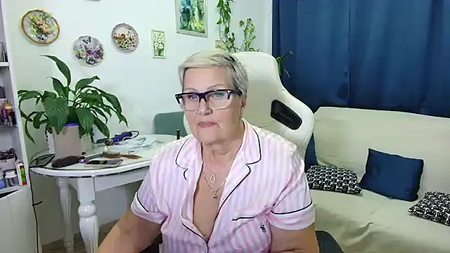 Selenna57 online show from 12/19/25, 07:16