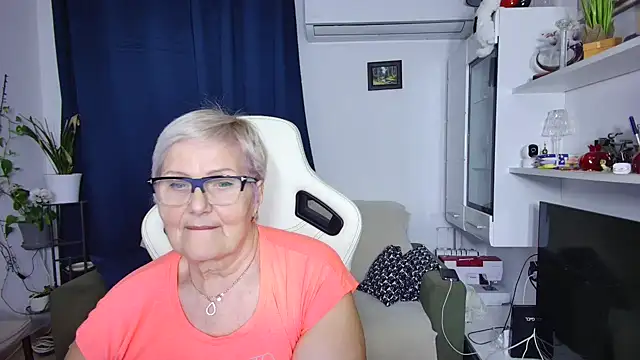 Snapshot of Selenna57 chatting on 04/07/26, 05:37 Selenna57 online show from 04/07/26, 05:37