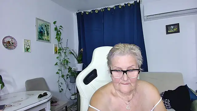 Snapshot of Selenna57 chatting on 04/10/26, 05:20 Selenna57 online show from 04/10/26, 05:20