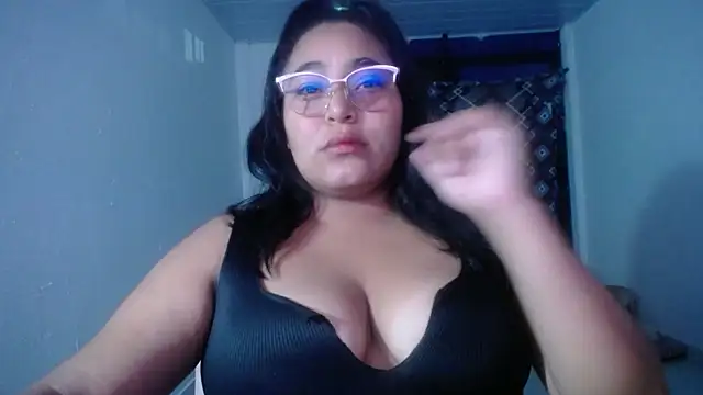 Snapshot of sirena_15 chatting on 04/26/26, 05:27 sirena 15 online show from 04/26/26, 05:27