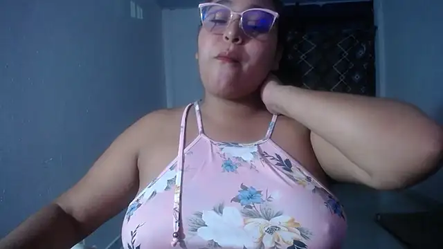 Snapshot of sirena_15 chatting on 04/25/26, 05:21 sirena 15 online show from 04/25/26, 05:21