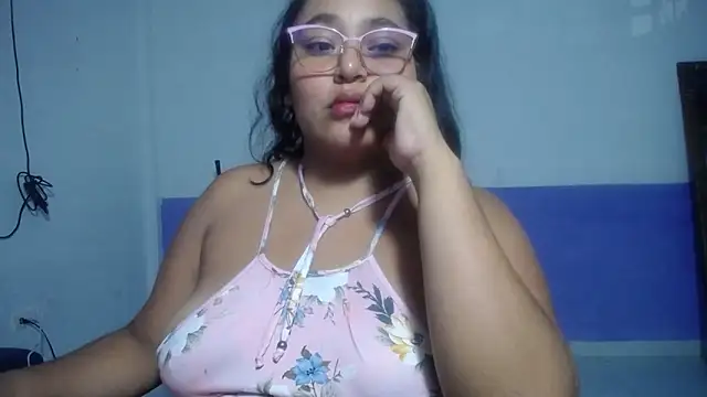 Snapshot of sirena_15 chatting on 06/18/26, 05:06 sirena 15 online show from 06/18/26, 05:06