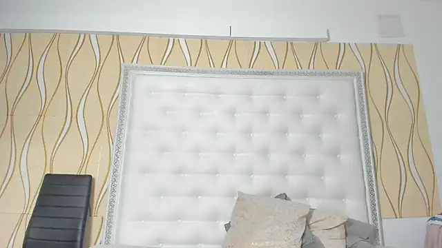 Snapshot of karissia chatting on 12/18/25, 04:06 karissia online show from 12/18/25, 04:06