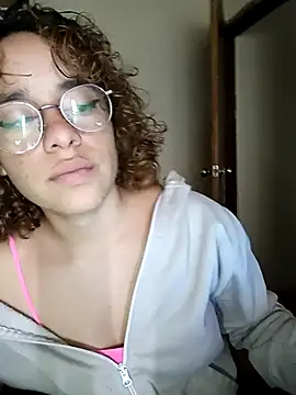 Snapshot of EmmaMelissa0521 chatting on 03/06/25, 06:26 EmmaMelissa0521 online show from 03/06/25, 06:26