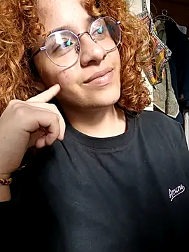 Snapshot of EmmaMelissa0521 chatting on 10/04/25, 10:11 EmmaMelissa0521 online show from 10/04/25, 10:11