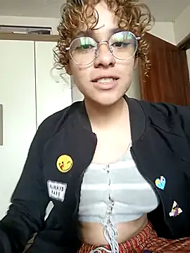 Snapshot of EmmaMelissa0521 chatting on 02/27/25, 05:37 EmmaMelissa0521 online show from 02/27/25, 05:37