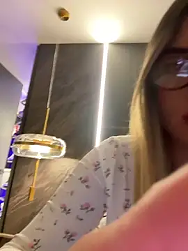 Snapshot of AnaCarrera chatting on 09/19/25, 12:03 AnaCarrera online show from 09/19/25, 12:03