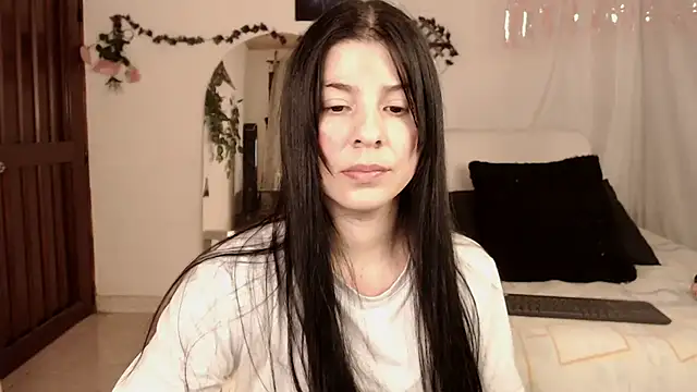 Estefani 32 online show from 12/01/25, 03:35