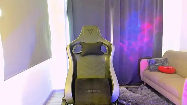 Snapshot of Liam_V chatting on 03/16/25, 06:44 Liam V online show from 03/16/25, 06:44