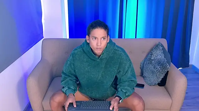 Snapshot of Liam_V chatting on 10/04/25, 03:24 Liam V online show from 10/04/25, 03:24