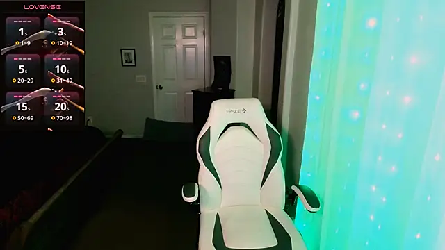 Snapshot of britteebee chatting on 12/21/25, 05:53 britteebee online show from 12/21/25, 05:53