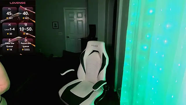 Snapshot of britteebee chatting on 12/22/25, 06:02 britteebee online show from 12/22/25, 06:02