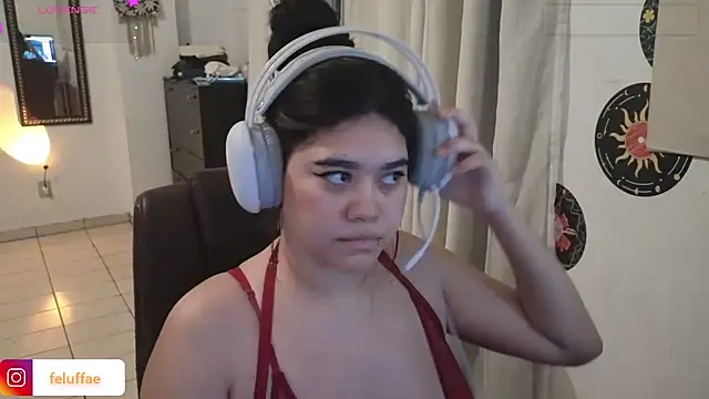 Snapshot of feluriana chatting on 11/18/25, 12:15 feluriana online show from 11/18/25, 12:15