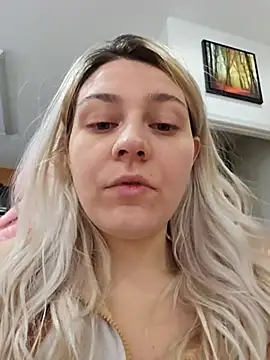 Snapshot of ScarletCallings420 chatting on 02/17/25, 07:23 ScarletCallings420 online show from 02/17/25, 07:23