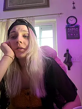 Snapshot of ScarletCallings420 chatting on 03/03/25, 07:07 ScarletCallings420 online show from 03/03/25, 07:07