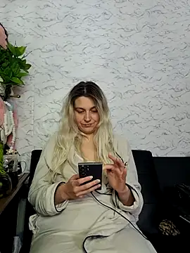 Snapshot of ScarletCallings420 chatting on 04/16/26, 01:17 ScarletCallings420 online show from 04/16/26, 01:17