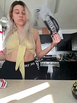 Snapshot of ScarletCallings420 chatting on 04/01/26, 12:46 ScarletCallings420 online show from 04/01/26, 12:46