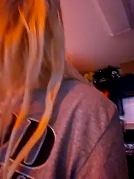 Snapshot of ScarletCallings420 chatting on 11/14/25, 06:33 ScarletCallings420 online show from 11/14/25, 06:33