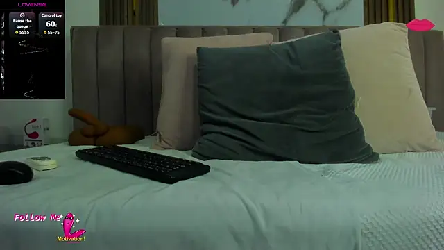 Snapshot of CristinSexy chatting on 10/10/25, 10:38 CristinSexy online show from 10/10/25, 10:38