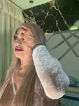 Snapshot of scarlett_sexx69 chatting on 11/24/25, 11:32 scarlett sexx69 online show from 11/24/25, 11:32