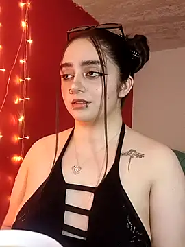 Snapshot of IvonneT chatting on 09/21/25, 11:21 IvonneT online show from 09/21/25, 11:21
