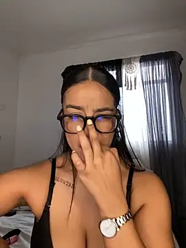 trianawhite online show from 12/17/25, 04:23