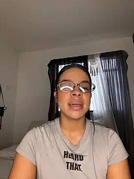 Snapshot of trianawhite chatting on 12/21/25, 03:25 trianawhite online show from 12/21/25, 03:25