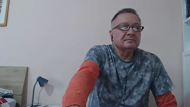 Snapshot of YOU6me chatting on 10/17/25, 10:39 YOU6me online show from 10/17/25, 10:39