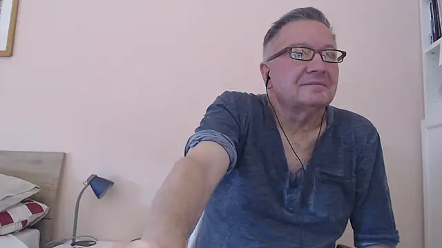Snapshot of YOU6me chatting on 09/19/25, 06:50 YOU6me online show from 09/19/25, 06:50