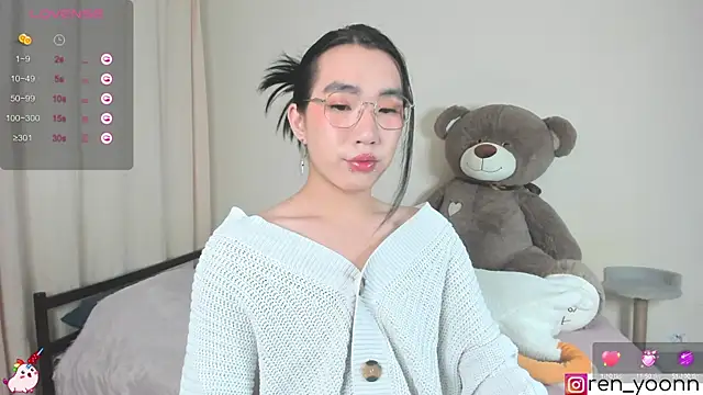 Snapshot of Ren_yoon chatting on 10/12/25, 02:35 Ren yoon online show from 10/12/25, 02:35