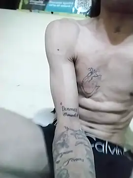 Snapshot of 001HENRYAlejandro chatting on 10/31/25, 01:13 001HENRYAlejandro online show from 10/31/25, 01:13