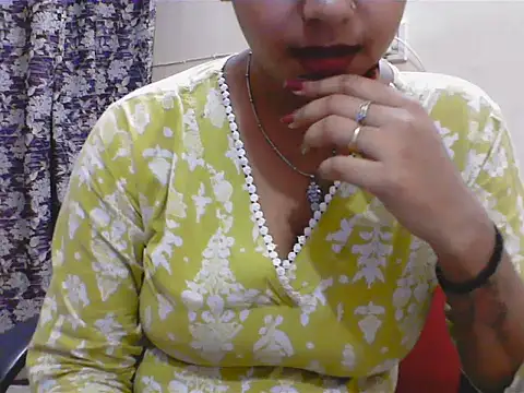 Snapshot of LovingPihu chatting on 05/18/26, 05:23 LovingPihu online show from 05/18/26, 05:23