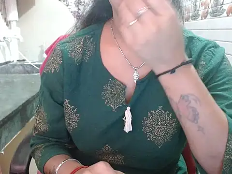 LovingPihu online show from 04/06/26, 05:08