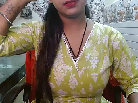 LovingPihu online show from 11/17/25, 05:33